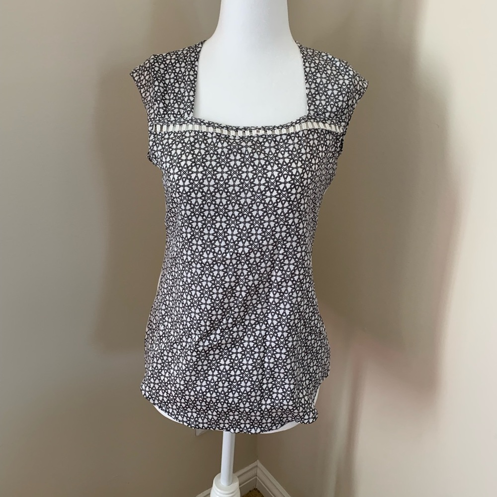 💕 Black and White Limited Blouse